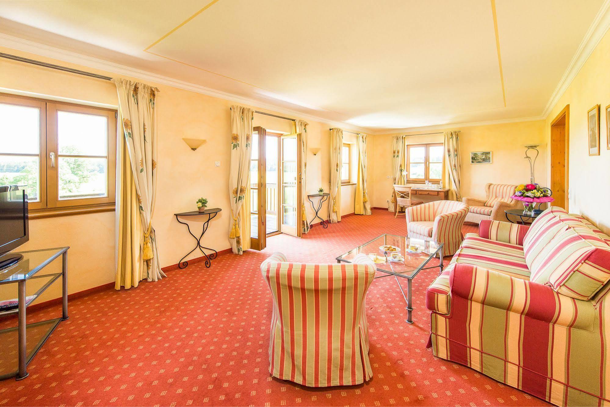 Hotel Und Landgasthof Altwirt Grosshartpenning Exterior foto